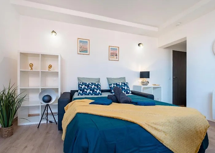 Les Minimes Lumiere 15 Min Train Station And Canal Du Midi *